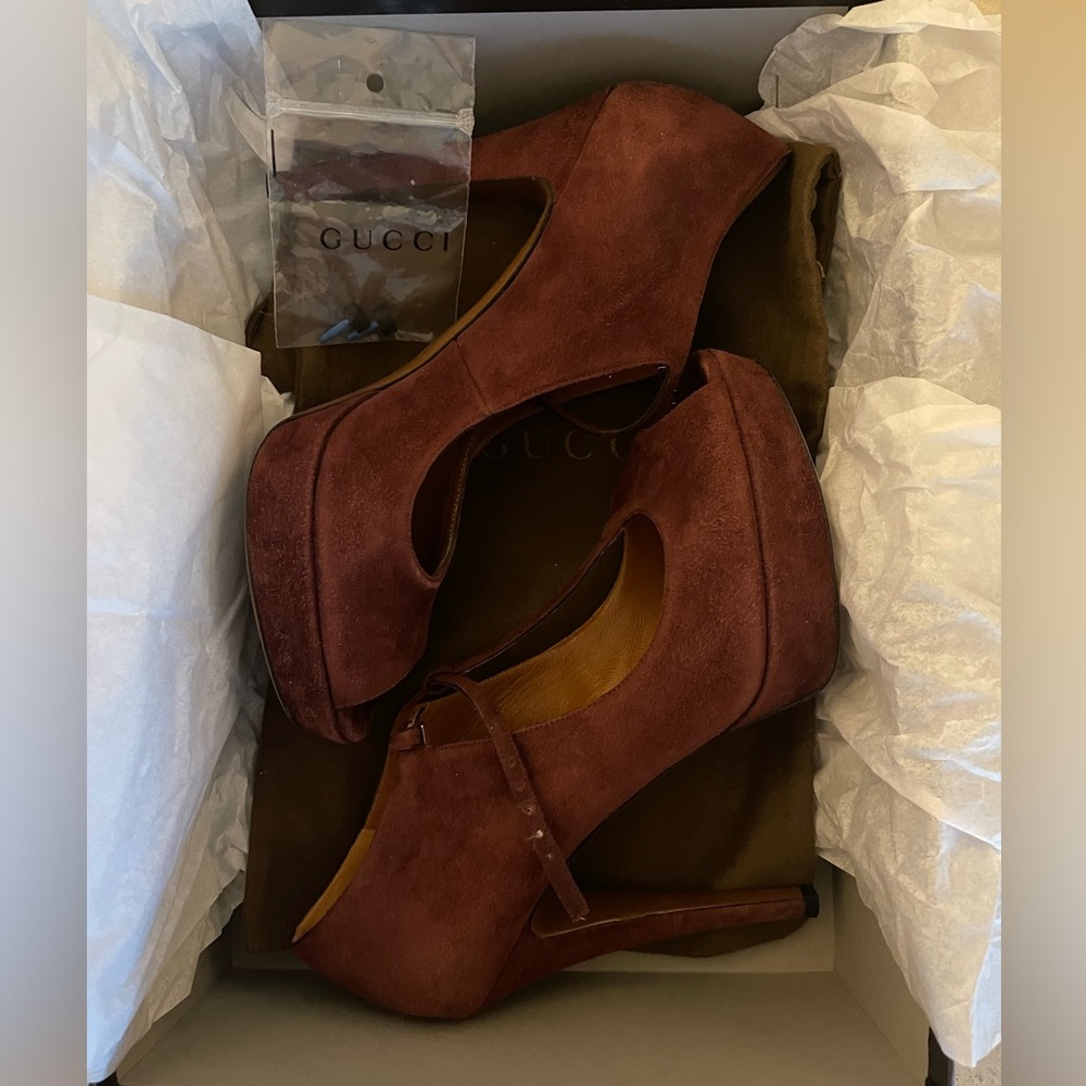 GUCCI T-Strap Peep Toe Bordeaux ultra soft suede heels - Picture 6 of 6